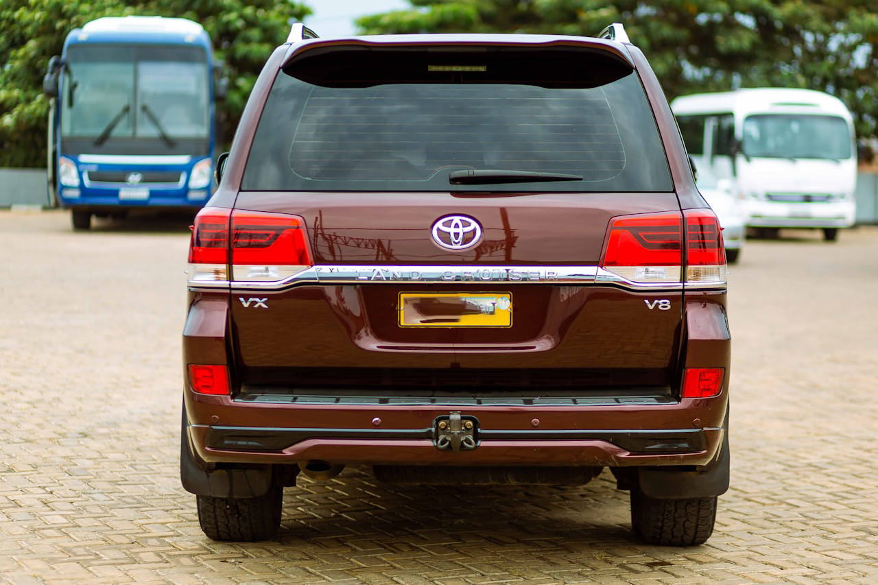 Toyota Land Cruiser V8 - Image 2